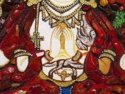 Панно с янтарем в сочетании с люрексом и камнями Swarovski «Авалокитешвара»