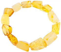 Bracelet made of light multifaceted asymmetrical amber stones