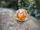 Перстень з каменем бурштину в сріблі «Подих літа»
