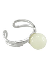 Серебряное кольцо с шариком янтаря «Жемчужинка»