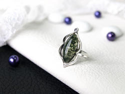 Серебряное кольцо с камнем янтаря «Вилена»