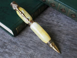 Ручка з різьбленим бурштином «Азарт»
