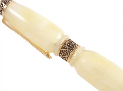 Шариковая ручка из светлого янтаря (с ободком)