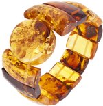 Bracelet made of figured amber stones (with a round center)