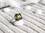 Перстень зі срібла з фігурним каменем бурштину «Чотирилиста конюшина»