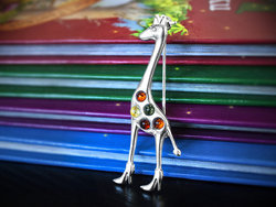 Срібна брошка з різнобарвним бурштином «Жирафа»