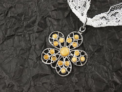 Кулон с янтарными кабошонами «Цветок»