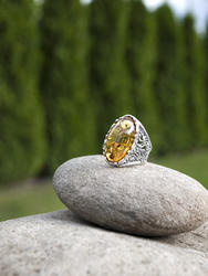 Кольцо в серебряной оправе с цветочными узорами «Тара»