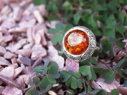 Перстень з бурштином в срібній оправі «Яблуневий цвіт»