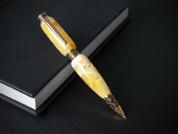 Pen decorated with amber SUV000381