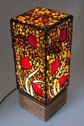 Светильник с цветочным орнаментом в стиле Тиффани